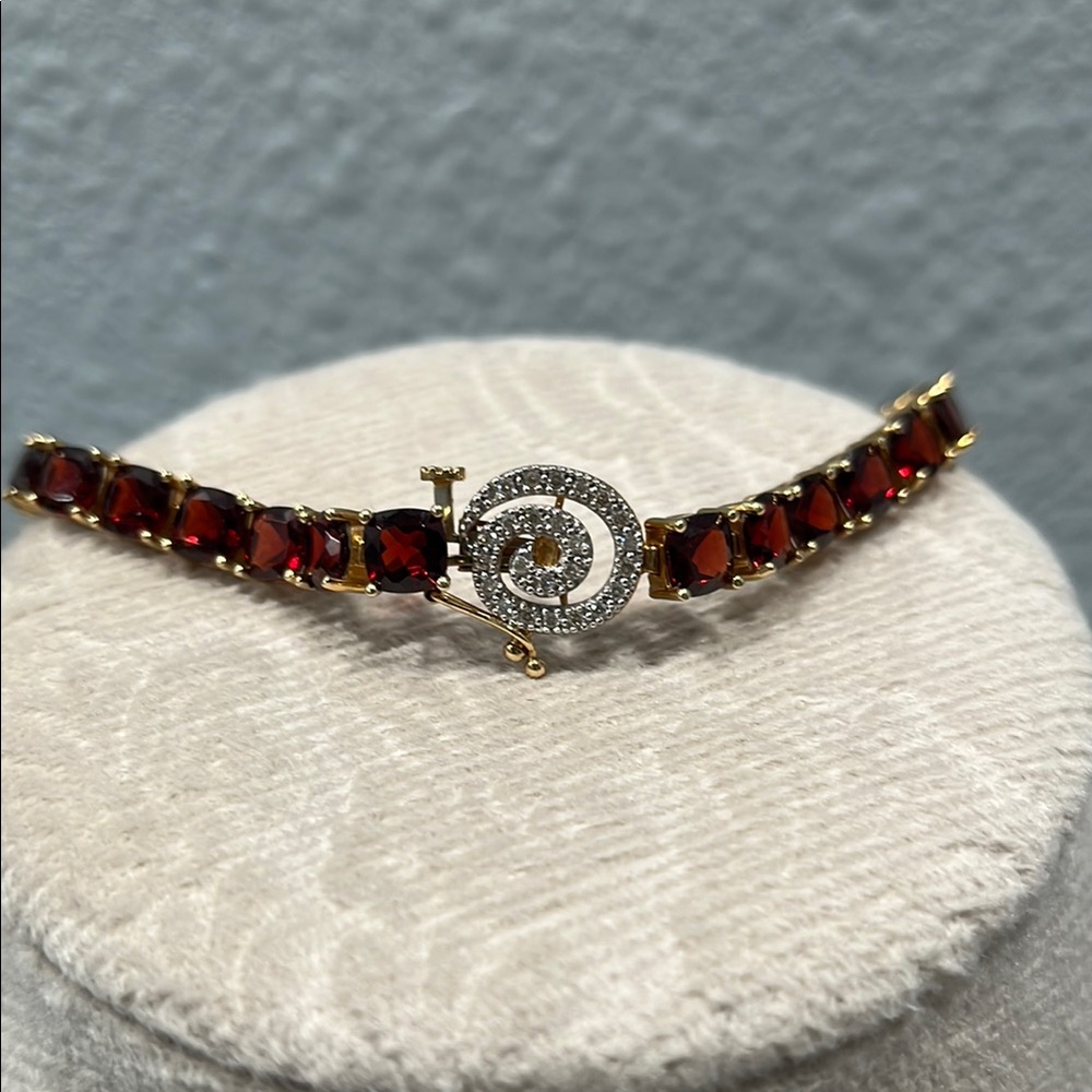 Garnet and Diamond bracelet set in 14K yellow gold 7.5” EUC, vintage